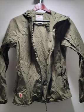 Fjallraven Women's Olive Green High Coast Wind Jacket